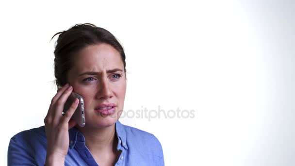 Genç bir kadın cep telefonuyla konuşuyor. — Stok video
