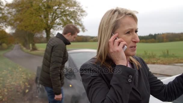 Vrouw bellen naar verslag auto-ongeluk — Stockvideo