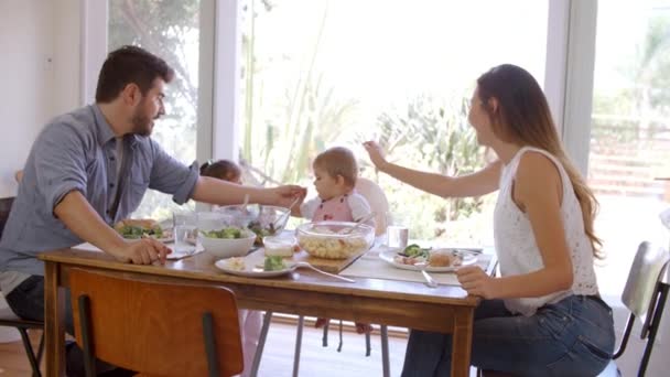 Familia disfrutando de la comida — Vídeos de Stock