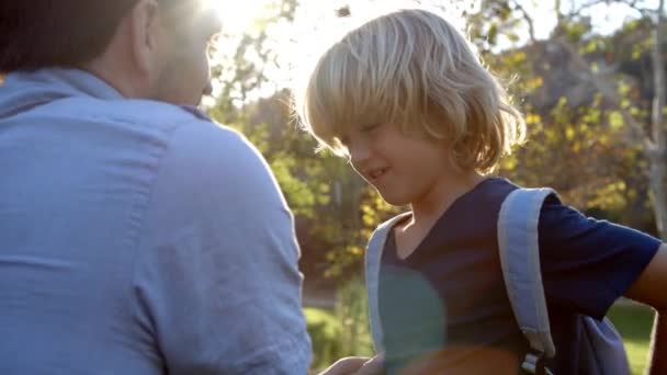 Sac à dos Père attachant le fils — Video