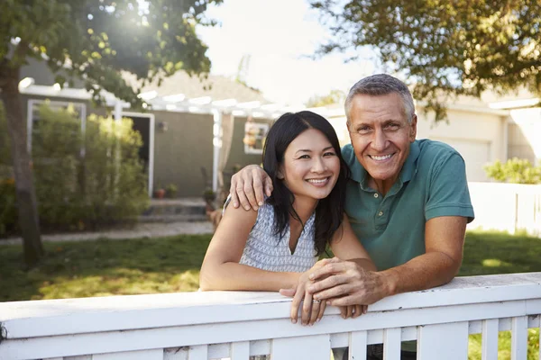 Couple mature regardant au-dessus de la clôture — Photo