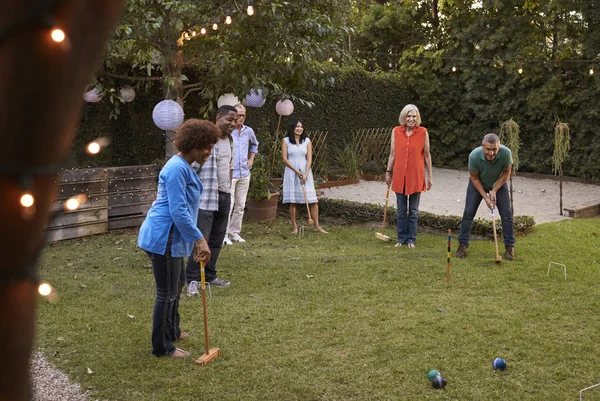 Maturo amici giocare croquet — Foto Stock