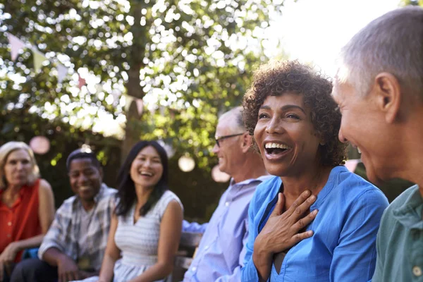 Volwassen vrienden, socialiseren In achtertuin — Stockfoto