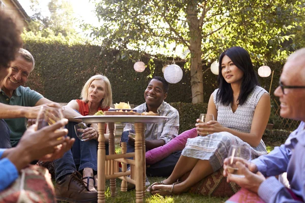 Volwassen vrienden genieten van drankjes — Stockfoto