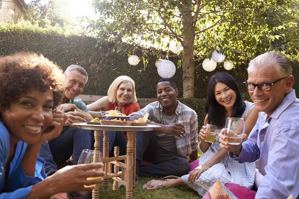 Volwassen vrienden genieten van drankjes — Stockfoto