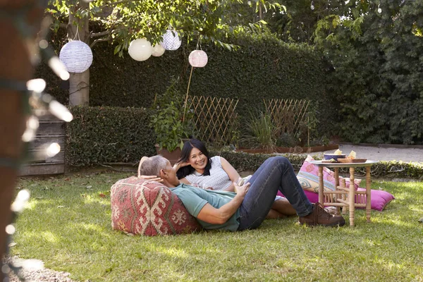 Pareja madura en el patio trasero — Foto de Stock