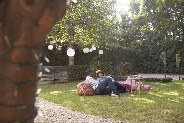 Pareja amorosa en el patio trasero juntos — Foto de Stock