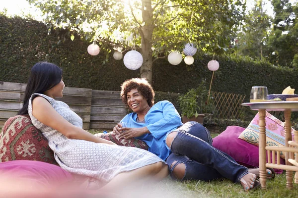 Amigos femeninos en el patio trasero — Foto de Stock