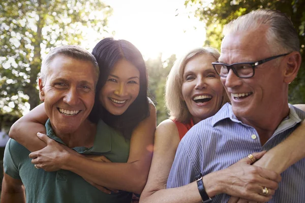 Volwassen vrienden geven Piggybacks — Stockfoto