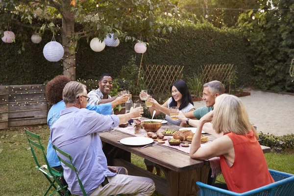 Ältere Freunde genießen Mahlzeit im Freien — Stockfoto