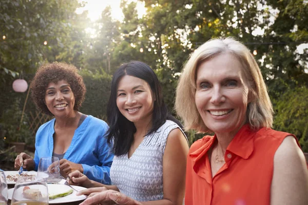 Amigos do sexo feminino desfrutando de refeições ao ar livre — Fotografia de Stock