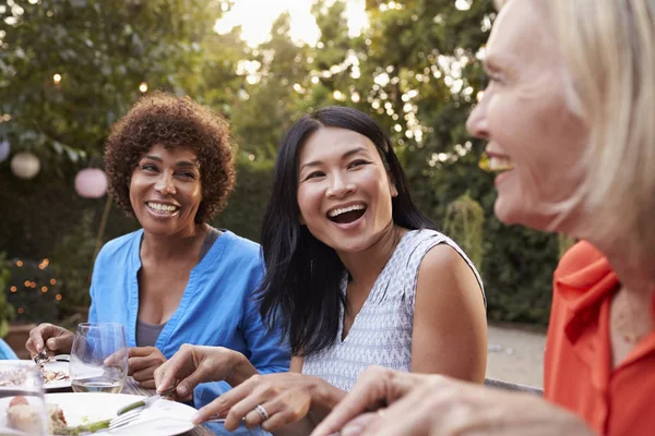 Amigos femeninos disfrutando de la comida al aire libre — Foto de Stock