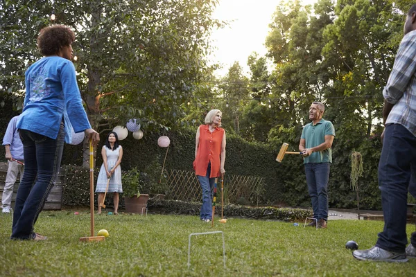 Mature amis jouer au croquet — Photo