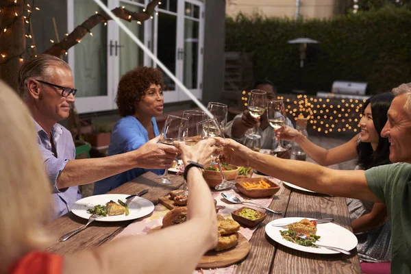 Modne venner nyter utendørs måltider – stockfoto