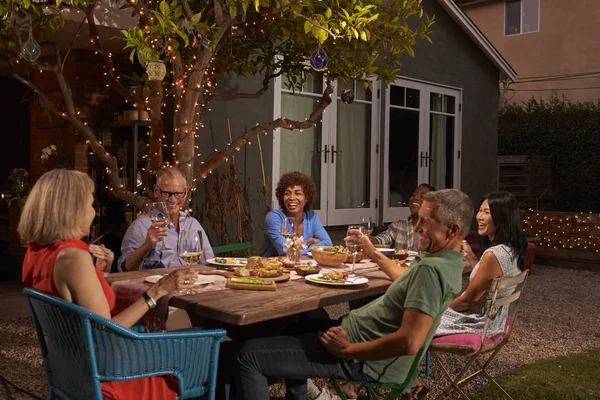 Amigos maduros disfrutando de la comida al aire libre —  Fotos de Stock