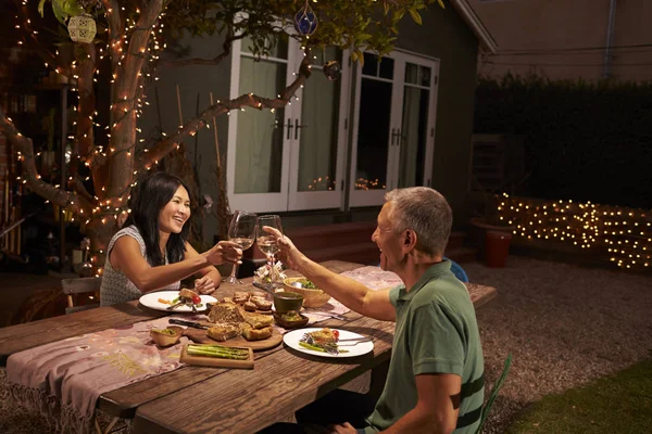 Ältere Paare genießen Mahlzeit im Freien — Stockfoto