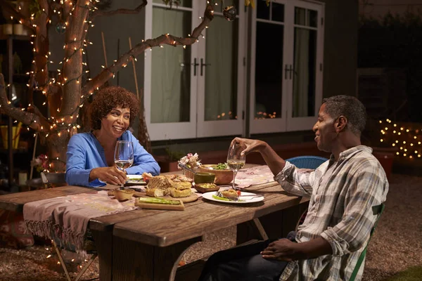 Couple d'âge mûr profiter de repas en plein air — Photo