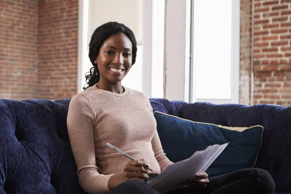 Femme d'affaires travaillant sur canapé — Photo