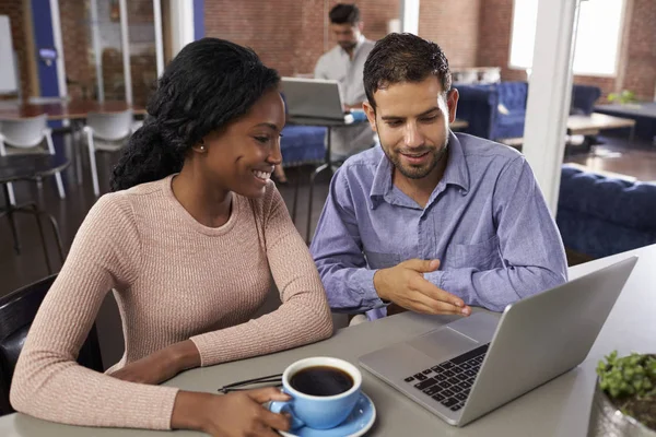 Affärsmannen och affärskvinna vid informella möte — Stockfoto