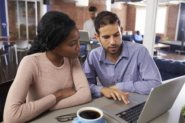 Affärsmannen och affärskvinna vid informella möte — Stockfoto