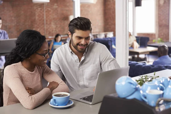 Zakenman en zakenvrouw tijdens informele bijeenkomst — Stockfoto