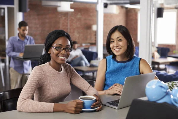 Mujeres de negocios tienen reunión informal —  Fotos de Stock