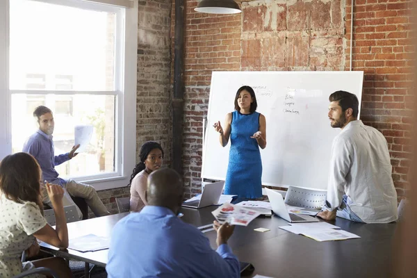 Geschäftsfrau am Whiteboard bei Brainstorming-Treffen — Stockfoto