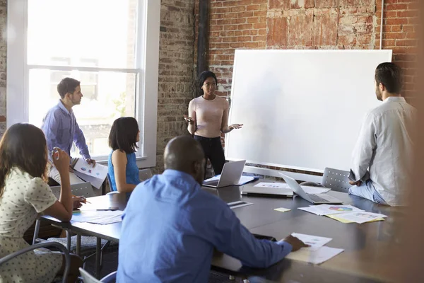 Empresária em Whiteboard em reunião de brainstorming — Fotografia de Stock