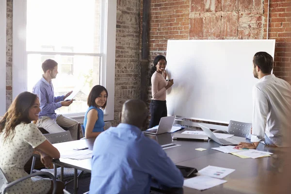 Zakenvrouw op Whiteboard In brainstormen vergadering — Stockfoto