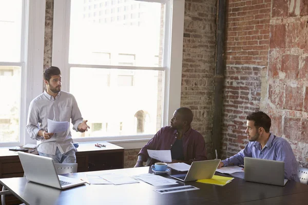 Empresarios trabajando juntos — Foto de Stock