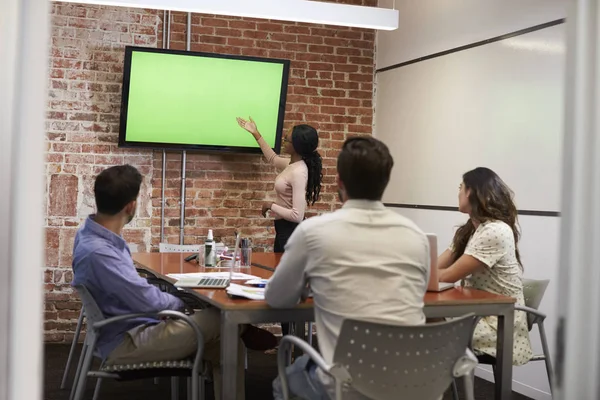 Affärskvinna som står vid skärmen för att leverera Presentation — Stockfoto