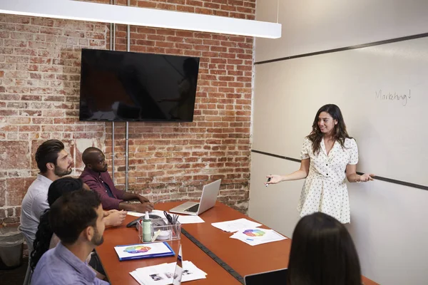 Femme d'affaires debout près du tableau blanc — Photo