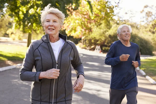 Üst düzey çift jogging — Stok fotoğraf