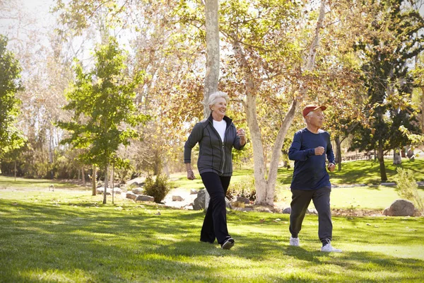 Couple sénior Power Walking — Photo