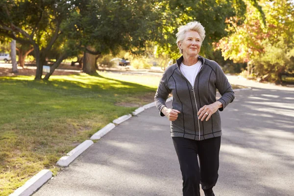 Idősebb nő, jogging — Stock Fotó