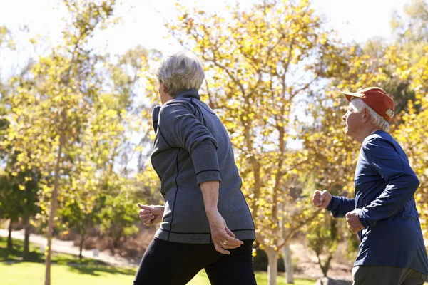 Seniorenpaar macht Power-Walking — Stockfoto