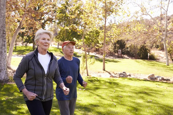 Seniorenpaar macht Power-Walking — Stockfoto