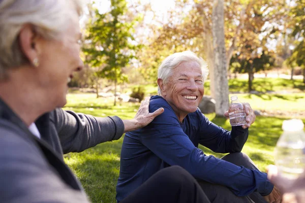 Senior paar rusten na de uitoefening van — Stockfoto