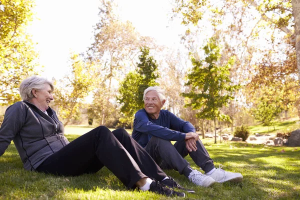 Pareja mayor descansando en el parque —  Fotos de Stock