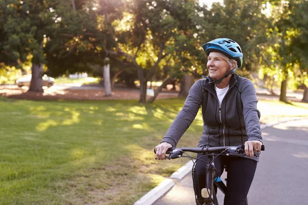 Старші жінки, Велоспорт — стокове фото