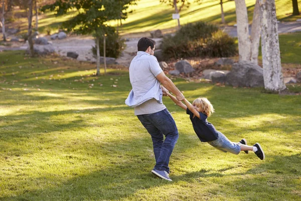 Vater schwingt Sohn — Stockfoto