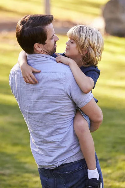 Liefdevolle vader zoon knuffelen — Stockfoto