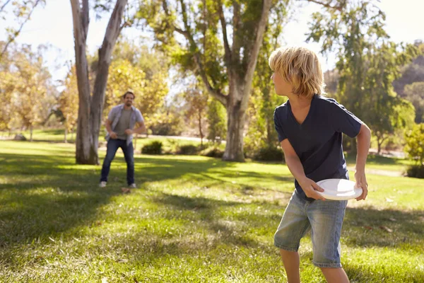 Pai e filho jogando Frisbee — Fotografia de Stock