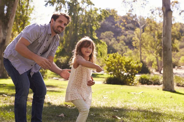 Padre enseñando a la hija a lanzar frisbee —  Fotos de Stock