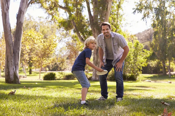 Père enseignement fils à jeter frisbee — Photo