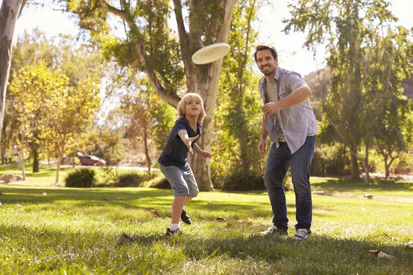 Vader onderwijs zoon te gooien Frisbee — Stockfoto