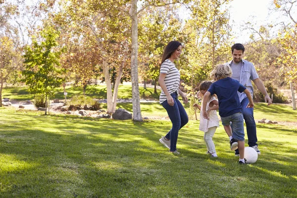 Famille jouant au football — Photo