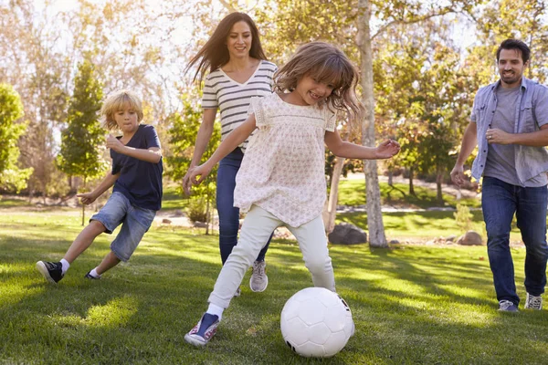 Familia jugando fútbol —  Fotos de Stock