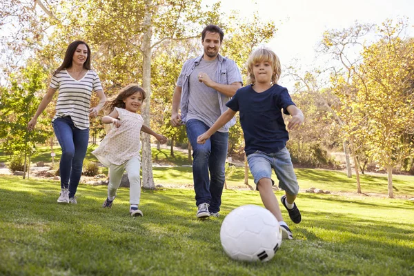 Familj spelar fotboll — Stockfoto