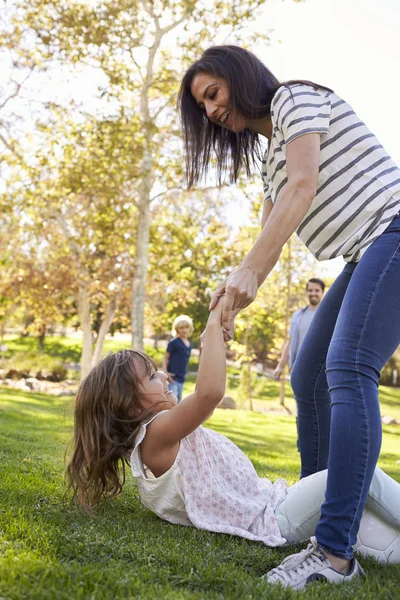 Mãe ajudando a filha — Fotografia de Stock